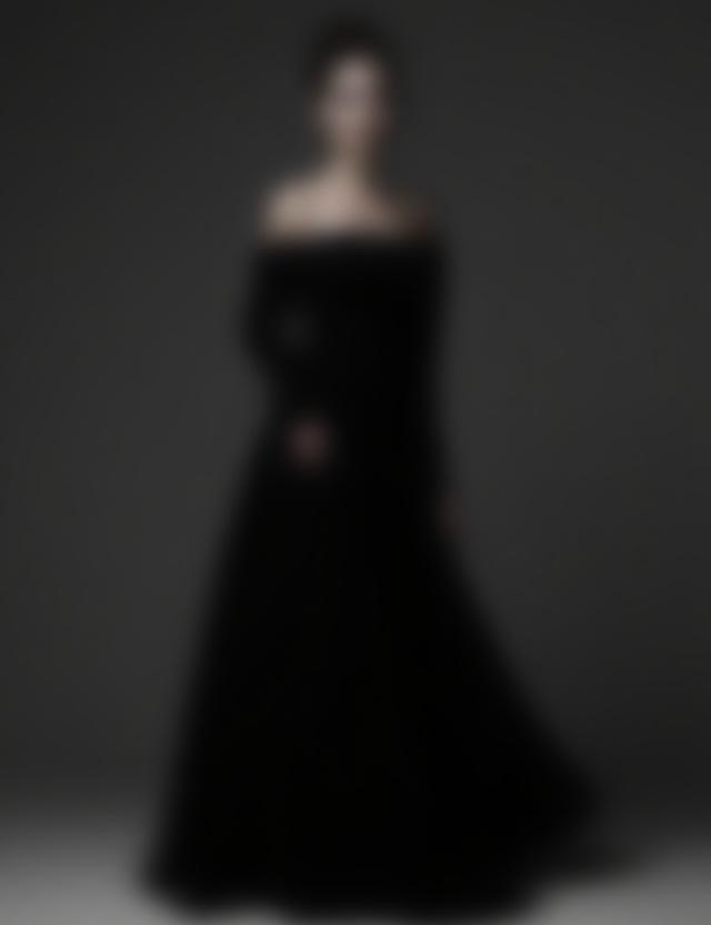 Robe de soirée noire simple.